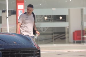 García Pimienta en la salida del equipo del estadio rumbo al aeropuerto de Almería.