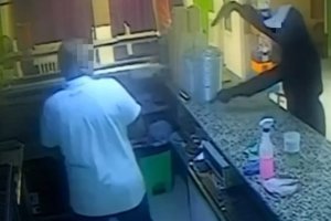 Las cámaras del local captaron los momentos del atraco. Imágenes cedidas por la Guardia Civil.