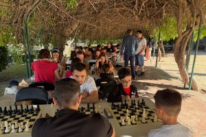 Familias, naturaleza y ajedrez se dan cita bajo la sombra del Parque Nicolás Salmerón.