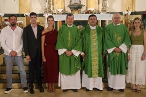 Foto de familia con el nuevo párroco de la Iglesia de San Isidro Labrador