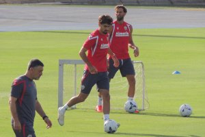 Niko Tomasevic en el entrenamiento del Almería. Llegó en el último día del mercado de fichajes a la Academia UDA.