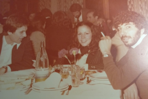 Gandolfo y su ex mujer junto a Luis Cela cigarrillo en mano.