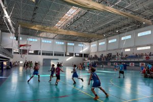 Imagen de archivo de jóvenes practicando deporte