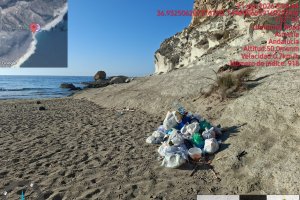 Basura depositada en uno de los rincones del Parque Natural de Cabo de Gata-Níjar