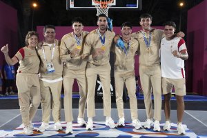 Raúl Fernández guía a la selección española masculina 3x3 U23 hacia el oro en los Juegos del Mediterráneo.
