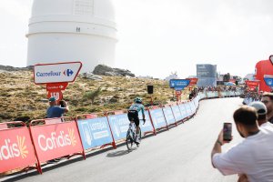 Los corredores llegan a la meta del Calar Alto.