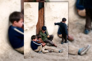 Niños jugando con las estampas en la puerta de  una vivienda del arrabal de las Cuevas de las Palomas, en el barrio de La Chanca. Año 1968.