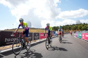 Imagen de aficionados en la línea de meta de el observatorio de el Calar Alto donde hoy termina la duodécima etapa de la Vuelta a España 2026 A 3 de septiembre de 2026 en Gergal, Almería (Andalucía, España).  Andalucía recibe al pelotón de La Vuelta 26 con una exigente jornada de montaña marcada por las ascensiones a Velefique y Calar Alto, un recorrido que puede resultar decisivo para los principales favoritos de la carrera.

Marian León / Europa Press
03/9/2026