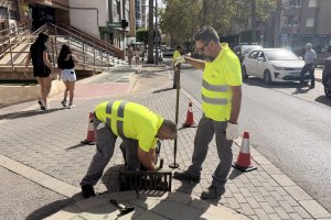 Operarios realizando limpieza de imbornales en El Ejido.