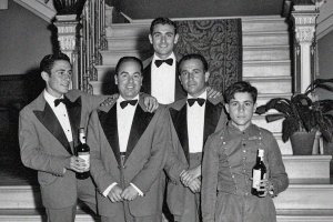 Trabajadores del Casino de Almería junto a los muchachos que formaban el cuerpo de botones en los años 50.