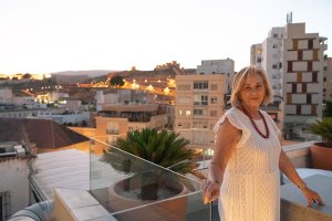 Mariángel Alcázar en la terraza del Ático HO, con vistas a la Alcazaba
