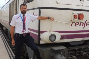 José Carlos Romero, maquinista que llevó el último Intercity Talgo Almería-Madrid, junto a las locomotoras diésel 334.