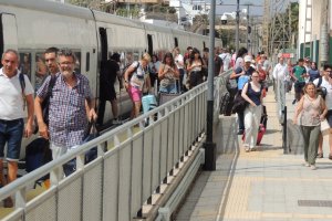 Pasajeros del último Intercity Madrid-Almería en la estación de Huércal-Viator. A partir de ahora, tocará subirse al autobús.