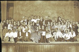 Actores de la obra ‘En mi Jaca jerezana que se estrenó con éxito en el Teatro Cervantes el 18 de diciembre de 1935. En el centro, Rafael Barco.