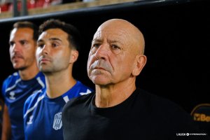 Claudio Barragán mirando al frente y cabeza alta como buen profesional.