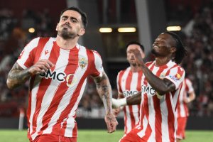 Brian Cipenga dio tres pases de gol en su estreno como titular: marcaron Javi Muñoz, De la Fuente y Baptistao.