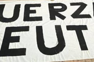 Pancarta con "Fuerza Ceuta" retirada a la Grada Joven antes de acceder al estadio en el Almería-Cádiz.