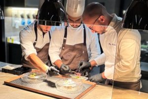 El chef Alfio Nicolosi, a la derecha de la imagen, durante la preparación de un plato.