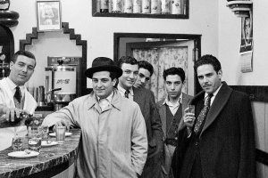 Era costumbre entre los hombres comenzar el día con una copa de coñac o un vaso de anís con limón para desintoxicar el cuerpo. En la imagen, un grupo de amigos ‘desayunando’ en la cafetería Los Espumosos.