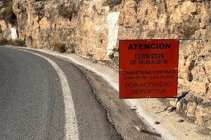 Uno de los carteles anunciando el corte de la carretera este sábado.