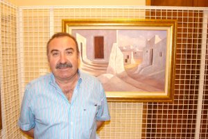 Juan Ibañez con una de sus obras.