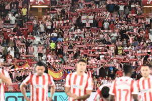 Bufandas arriba para cantar el himno de la UDA cuando saltó el equipo para enfrentarse al Cádiz el pasado domingo.
