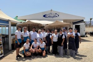 El equipo del chiringuito El Espigón, en Garrucha.
