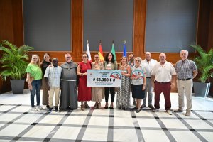 Foto de familia de la entrega de los cheques con el dinero recaudado en la venta de los abanicos de Feria.