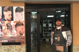 Una peluquería en la calle Pedro Jover de Almería donde rivalizan más de una docena de establecimientos.