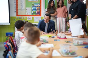 Juanma Moreno conversa con unos niños en el comienzo del curso escolar en Benahadux.