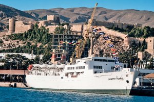 El barco Vicente Puchol en 1969, atracado en el puerto. Cubría el servicio con Melilla.