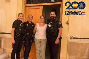 Los agentes que intervinieron, junto a la mujer del hombre que fue salvado de morir atragantado.