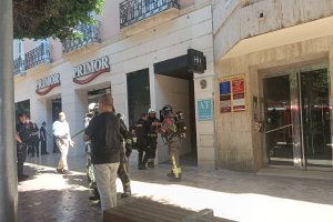 Los Bomberos de Almería, accediendo al portal del edificio en el que se había declarado el incendio.