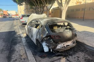 Coche calcinado en la calle Darrícal de Las 500 Viviendas de Almería capital.