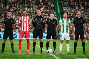 La foto de los capitanes y el equipo arbitral.