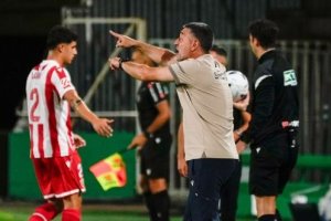 García Pimienta en la banda del Nuevo Arcángel de Córdoba.