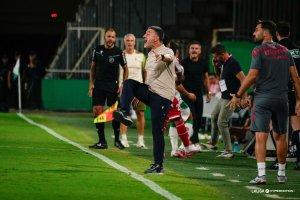 El entrenador del Almería asistía a una primera mitad mejorable.