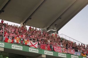 Los seguidores del Almería celebrando la victoria de su equipo en El Arcángel.
