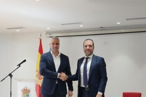 El alcalde de Viator, Manuel Jesús Flores, y el presidente e EM&M, Javier Escribano.