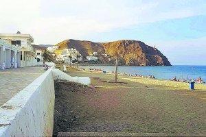 El residencial se edificará en primera línea frente a la playa de El Lancón.