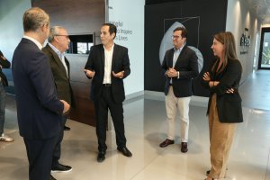 Encuentro del consejero con los directivos de Cosentino.