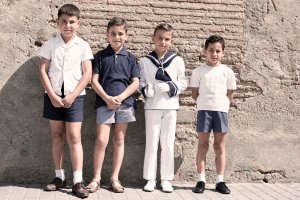 En los años 60 se pusieron de moda los zapatos Gorila, que lucían hasta en las primeras comuniones. En la foto, cuatro niños delante de la fachada de la iglesia de San Sebastián.