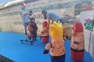 Diego, vestido de Spiderman, combate a los “malos” mientras avanza con el exoesqueleto por el escenario.