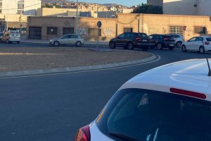 Colas en la rotonda de La Goleta por la escasa duración del semáforo que da salida a la Autovía del Aeropuerto.