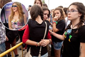 Shakira, en una imagen actual, y la decepción entre sus seguidores almerienses tras la cancelación de su concierto el 1 de junio de 2011.