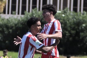 Eldin Bajramovic celebrando su primer gol con el Almería junto a Hou. Sirvió para derrotar al Alhaurino en el Anexo.