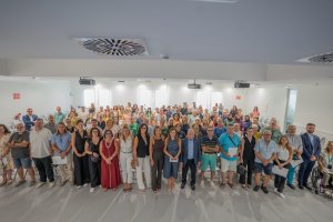 Foto de familia con el alcalde en la entrega de las ayudas económicas