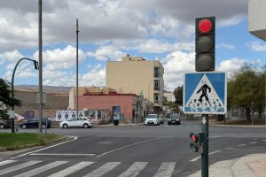 El semáforo que sale de La Goleta hacia la Avenida de Montserrat y Carrera del Doctoral, en Almería capital.