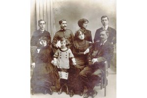 Francisco Villaespesa el primero de la derecha de pie- acompañado de Elisa, su primera esposa, de su hija Elisa, de su cuñada Angela y de otros familiares, en una foto de madurez del poeta.