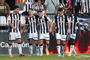 El Castellón golea al Tenerife y se dispara como único equipo que no pierde.